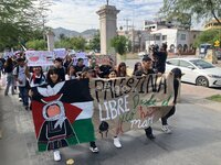 A un año de que estalló la guerra entre Israel y Hamás, un numeroso grupo de jóvenes de La Laguna que pertenecen a la Federación Nacional de Estudiantes Revolucionarios Rafael Ramírez (FNERRR) realizaron este lunes una marcha en Torreón para exigir un alto total al genocidio en contra del pueblo palestino por parte del Ejército Israelí.