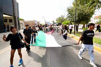 A un año de que estalló la guerra entre Israel y Hamás, un numeroso grupo de jóvenes de La Laguna que pertenecen a la Federación Nacional de Estudiantes Revolucionarios Rafael Ramírez (FNERRR) realizaron este lunes una marcha en Torreón para exigir un alto total al genocidio en contra del pueblo palestino por parte del Ejército Israelí.