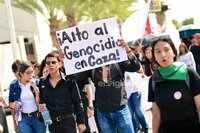 A un año de que estalló la guerra entre Israel y Hamás, un numeroso grupo de jóvenes de La Laguna que pertenecen a la Federación Nacional de Estudiantes Revolucionarios Rafael Ramírez (FNERRR) realizaron este lunes una marcha en Torreón para exigir un alto total al genocidio en contra del pueblo palestino por parte del Ejército Israelí.