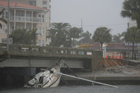 A boat damaged in Hurricane Helene rests against a bridge ahead of the arrival of Hurricane Milton, in South Pasadena, Fla., Wednesday, Oct. 9, 2024. (AP Photo/Rebecca Blackwell), Así quedó Florida tras el paso del Huracán Milton