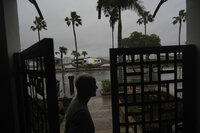 Christian Burke stands at the door of his home, where he, his mother, and his aunt plan to ride out Hurricane Milton on the third floor overlooking overlooking Tampa Bay, in Gulfport, Fla., Wednesday, Oct. 9, 2024. Burke, who said his engineer father built the concrete home to withstand a Category 5 hurricane, expects his raised ground floor to get up to 8 feet of water in Milton. A boat deposited by Hurricane Helene sits lodged in the bay front park outside his front door. (AP Photo/Rebecca Blackwell), Así quedó Florida tras el paso del Huracán Milton