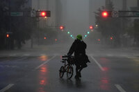 Ron Rook, who said he was looking for people in need of help or debris to clear, walks through windy and rainy conditions on a deserted street in downtown Tampa, Fla., during the approach of Hurricane Milton, Wednesday, Oct. 9, 2024. (AP Photo/Rebecca Blackwell), Así quedó Florida tras el paso del Huracán Milton