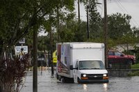 High water is seen near Hillsborough street in the aftermath of hurricane Milton, Thursday, Oct. 10, 2024, in Tampa, Fla. (AP Photo/Mike Stewart), Así quedó Florida tras el paso del Huracán Milton