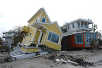 A house lies toppled off its stilts after the passage of Hurricane Milton, in Bradenton Beach on Anna Maria Island, Fla., Thursday, Oct. 10, 2024. (AP Photo/Rebecca Blackwell), Así quedó Florida tras el paso del Huracán Milton