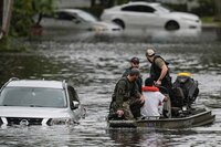 People are rescued from an apartment complex in the aftermath of Hurricane Milton, Thursday, Oct. 10, 2024, in Clearwater, Fla. (AP Photo/Mike Stewart), Así quedó Florida tras el paso del Huracán Milton