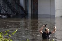 A water rescue team member walks through flood waters at an apartment complex in the aftermath of Hurricane Milton, Thursday, Oct. 10, 2024, in Clearwater, Fla. (AP Photo/Mike Stewart), Así quedó Florida tras el paso del Huracán Milton