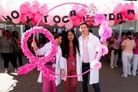 Forman lazo rosa en clínica 18 del IMSS para crear conciencia sobre cáncer de mama