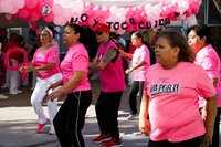 Forman lazo rosa en clínica 18 del IMSS para crear conciencia sobre cáncer de mama