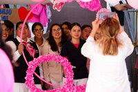 Forman lazo rosa en clínica 18 del IMSS para crear conciencia sobre cáncer de mama