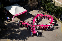 Forman lazo rosa en clínica 18 del IMSS para crear conciencia sobre cáncer de mama