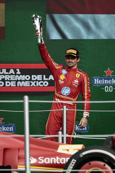 Carlos Sainz conquista el Gran Premio de México; 'Checo' Pérez queda en decimoquinto