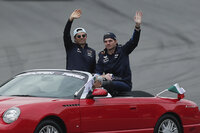 EVE5123. CIUDAD DE MÉXICO (MÉXICO), 27/10/2024.- El mexicano Sergio Pérez (i) y el neerlandés Max Verstappen de Red Bull desfilan antes de la carrera del Gran Premio de México de la Fórmula 1 este domingo, en el Autódromo de los Hermanos Rodríguez en Ciudad de México (México). EFE/ Isaac Esquivel