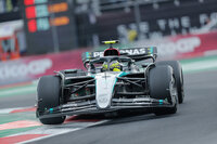 EVE5123. CIUDAD DE MÉXICO (MÉXICO), 27/10/2024.- El mexicano Sergio Pérez (i) y el neerlandés Max Verstappen de Red Bull desfilan antes de la carrera del Gran Premio de México de la Fórmula 1 este domingo, en el Autódromo de los Hermanos Rodríguez en Ciudad de México (México). EFE/ Isaac Esquivel