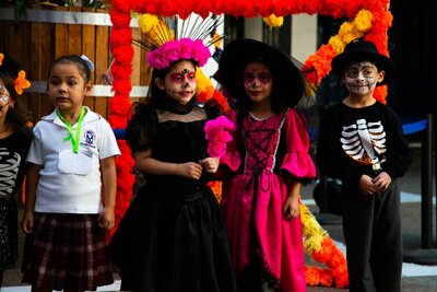 Con altares y festivales, escuelas laguneras celebran el Día de Muertos