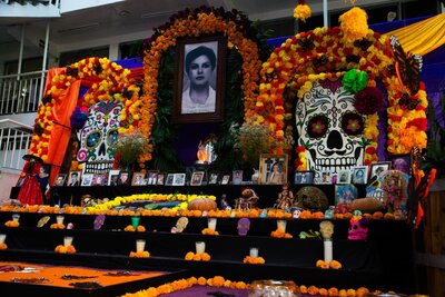 Con altares y festivales, escuelas laguneras celebran el Día de Muertos