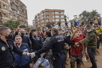 Reciben con gritos y lodo a comitiva de los reyes de España en zona afectada por temporal