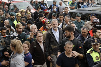 Reciben con gritos y lodo a comitiva de los reyes de España en zona afectada por temporal