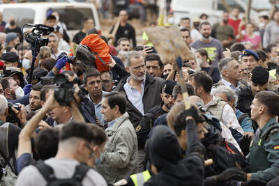 Reciben con gritos y lodo a comitiva de los reyes de España en zona afectada por temporal