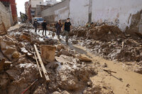 Voluntarios apoyan Valencia tras la Dana