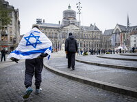 Hinchas israelíes se enfrentan con manifestantes en Ámsterdam