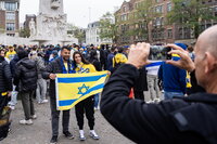 Hinchas israelíes se enfrentan con manifestantes en Ámsterdam