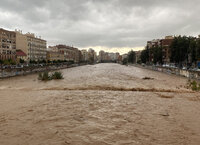 MA06. MÁLAGA, 13/11/2024.- Una mujer hace fotos con el agua hasta las rodillas en Málaga donde las fuertes trombas de agua y granizo que se registran este miércoles han causado inundaciones y la acumulación de grandes balsas en algunas de las principales avenidas de todos los distritos de la ciudad.EFE/María Alonso