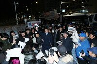 Seoul (Korea, Republic Of), 03/12/2024.- Police block the main gate of the National Assembly in Seoul right after South Korean President Yoon Suk Yeol declared martial law in Seoul, South Korea, 03 December 2024. South Korean President addressed the nation citing the need to root out pro-North Korean forces and uphold the constitutional order. (Corea del Sur, Seúl) EFE/EPA/YONHAP SOUTH KOREA OUT