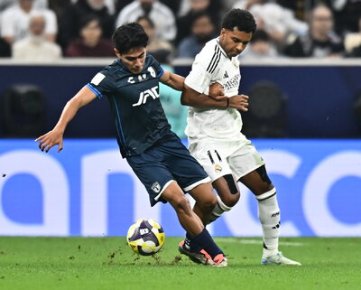 Doha (Qatar), 18/12/2024.- Rodrygo (R) of Real Madrid and Elias Montiel of CF Pachuca in action during the FIFA Intercontinental Cup 2024 final match between Real Madrid and Pachuca in Lusail, Qatar, 18 December 2024. (Catar) EFE/EPA/NOUSHAD THEKKAYIL
