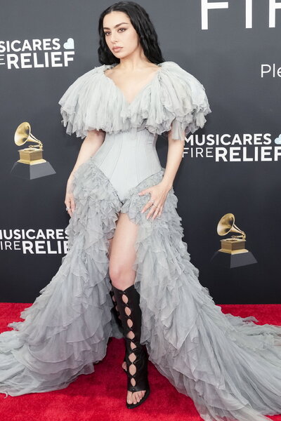 Lo clásico y atrevido hacen sinergia en la alfombra roja de los Grammy