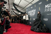 Lo clásico y atrevido hacen sinergia en la alfombra roja de los Grammy