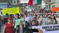 Trabajadores de AHMSA exigen pago de 40 quincenas en marcha y manifestación