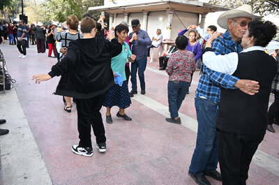 Doña Chalita, la abuelita lagunera que es 'El Torbellino de la Plaza de Armas'