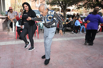 Doña Chalita, la abuelita lagunera que es 'El Torbellino de la Plaza de Armas'