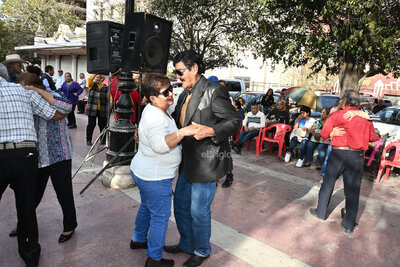 Doña Chalita, la abuelita lagunera que es 'El Torbellino de la Plaza de Armas'