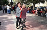 Doña Chalita, la abuelita lagunera que es 'El Torbellino de la Plaza de Armas'