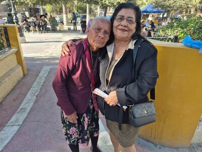 Doña Chalita, la abuelita lagunera que es 'El Torbellino de la Plaza de Armas'