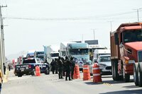 Protestan transportistas en el Periférico, denuncian hostigamiento de la Guardia Nacional