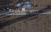 EUM20250315SOC16.JPG 
GUADALAJARA, Jal. Protest/Protesta-Desaparecidos.- 15 de marzo de 2025. Con veladoras, zapatos y pancartas, colectivos y familiares se manifiestan frente a palacio de gobierno en Guadalajara, Jalisco, para repudiar las desapariciones de cientos de personas y por el caso de Teuchitlán. Foto: Agencia EL UNIVERSAL/Valente Rosas/EELG