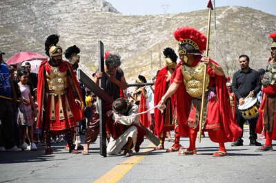 Realizan Viacrucis número 43 en el Cerro de las Noas de Torreón