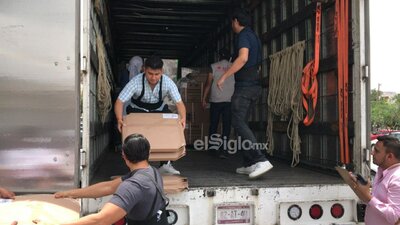 Esta tarde, en la Junta Distrital 05 del INE en Torreón se recibió el material no custodiado que se empleará en la elección judicial del 1 de junio. Mamparas especiales, forros para urnas, materiales para el llenado de actas, etiquetas para los paquetes electorales, entre otra documentación fue la que llegó a esta sede distrital, donde el 8 de mayo llegarán las boletas custodiadas, según informó la vocal ejecutiva, Roxana Lara.  En este distrito se instalarán 255 casillas.