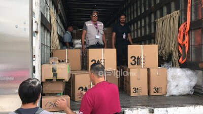 Esta tarde, en la Junta Distrital 05 del INE en Torreón se recibió el material no custodiado que se empleará en la elección judicial del 1 de junio. Mamparas especiales, forros para urnas, materiales para el llenado de actas, etiquetas para los paquetes electorales, entre otra documentación fue la que llegó a esta sede distrital, donde el 8 de mayo llegarán las boletas custodiadas, según informó la vocal ejecutiva, Roxana Lara. En este distrito se instalarán 255 casillas.