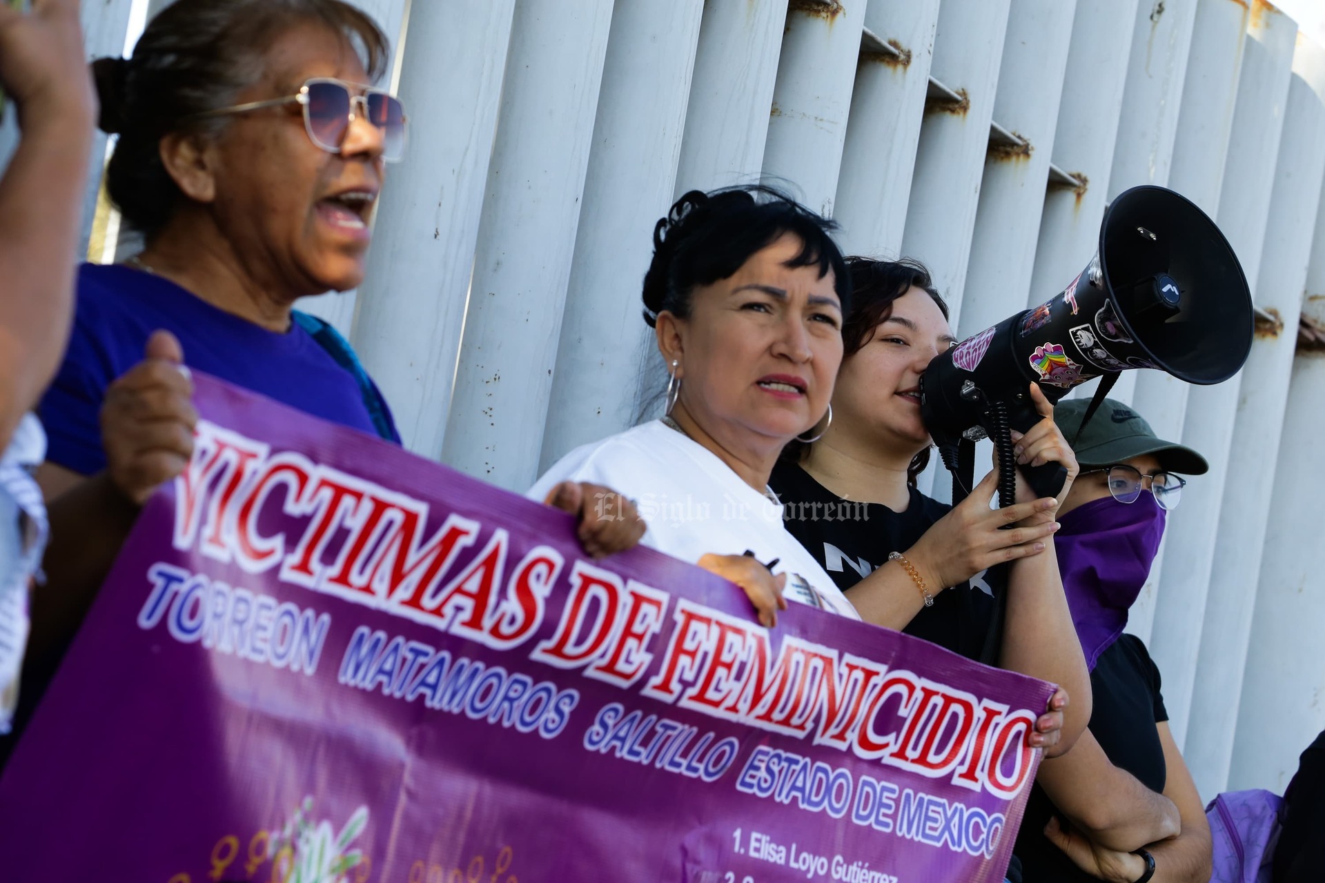 Familias de víctimas de feminicidio toman edificio Coahuila