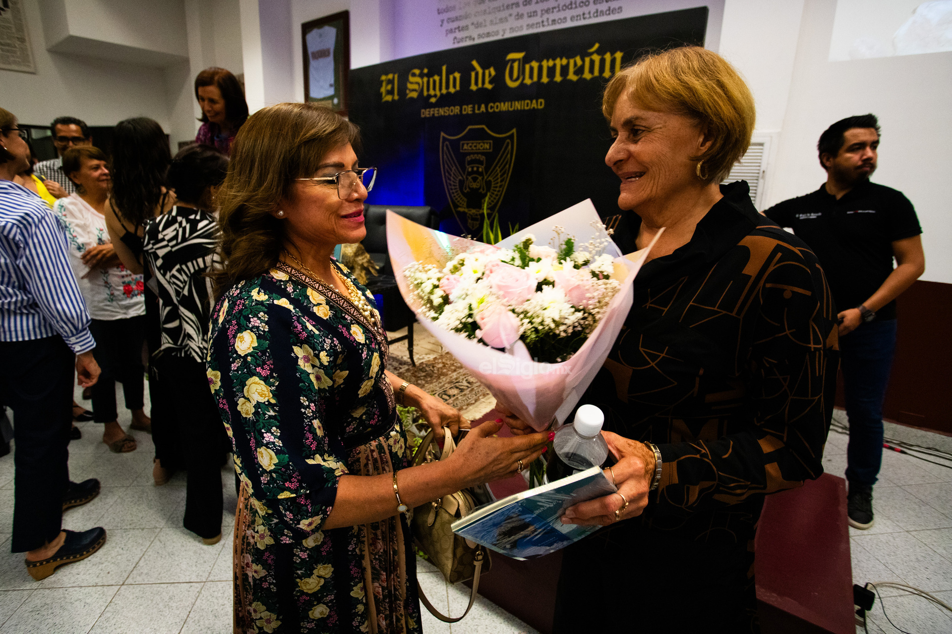 Julie Ibarra Rossow y Elizabeth Pérez Alemán presentan libro Las reinas del charco'