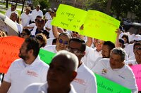 ‘Ya estuvo suave de amanecer pasivos’, dicen maestros en marcha por Día del Trabajo