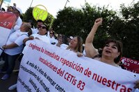 ‘Ya estuvo suave de amanecer pasivos’, dicen maestros en marcha por Día del Trabajo