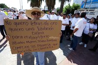 ‘Ya estuvo suave de amanecer pasivos’, dicen maestros en marcha por Día del Trabajo