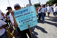 ‘Ya estuvo suave de amanecer pasivos’, dicen maestros en marcha por Día del Trabajo