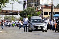 ‘Ya estuvo suave de amanecer pasivos’, dicen maestros en marcha por Día del Trabajo