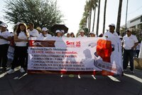 ‘Ya estuvo suave de amanecer pasivos’, dicen maestros en marcha por Día del Trabajo