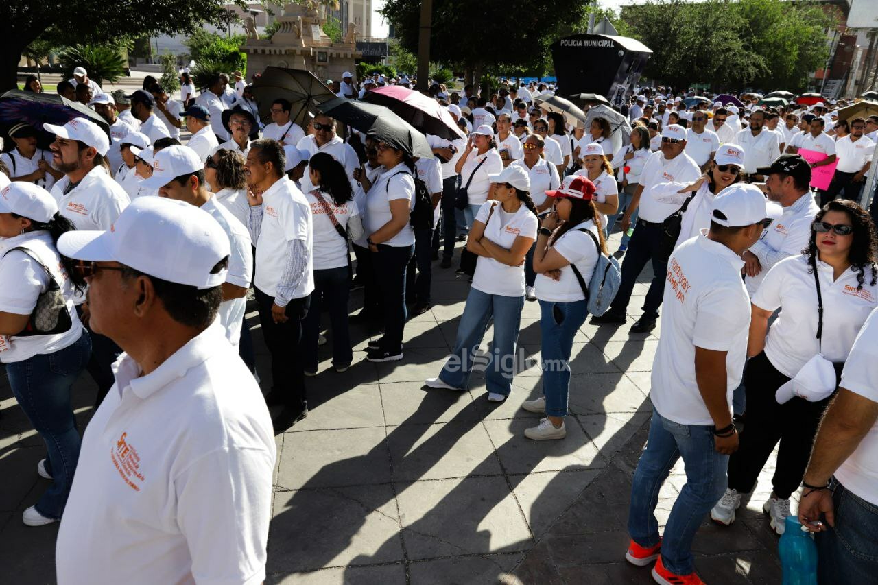 ‘Ya estuvo suave de amanecer pasivos’, dicen maestros en marcha por Día del Trabajo